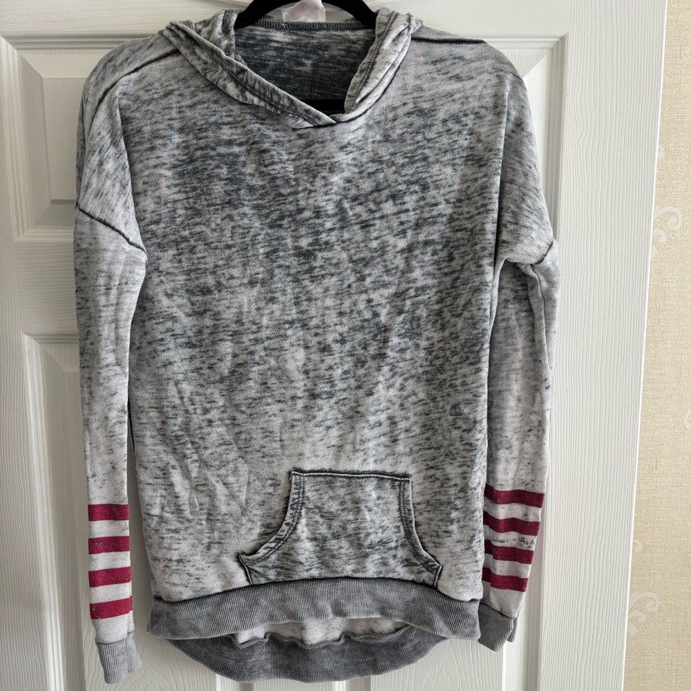 EUC Lightweight Gray Hoodie; Pink Heart on Back; Front Pocket; Women’s XL (14).